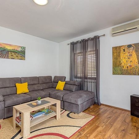 Emanuela With Private Pool Apartment Loborika Exterior foto