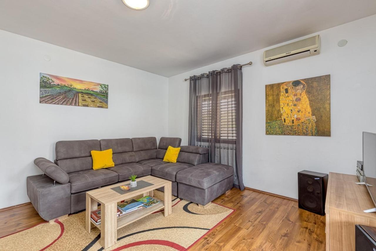 Emanuela With Private Pool Apartment Loborika Exterior foto