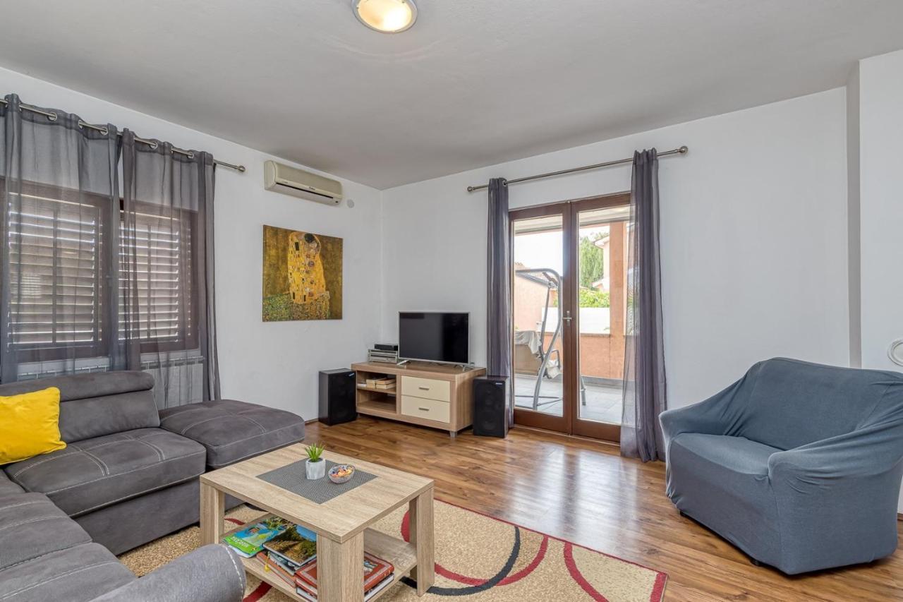 Emanuela With Private Pool Apartment Loborika Exterior foto
